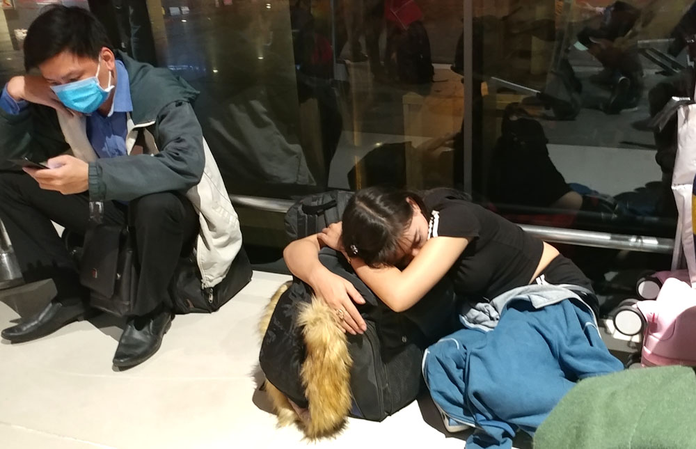 suot dem vat vo o tan son nhat cho chuyen bay ve que don tet
