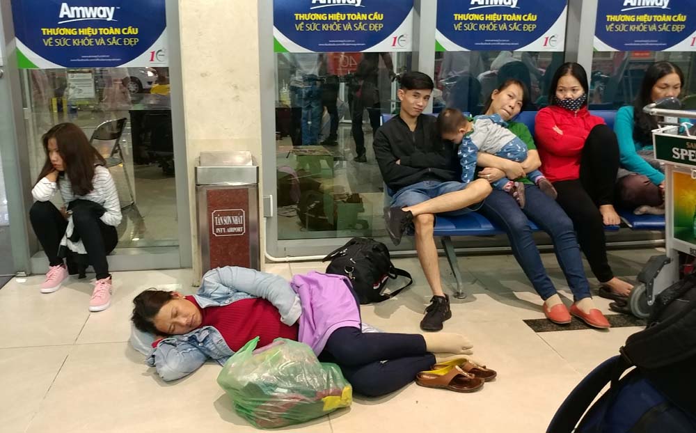 suot dem vat vo o tan son nhat cho chuyen bay ve que don tet