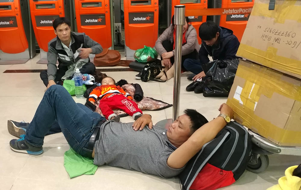 suot dem vat vo o tan son nhat cho chuyen bay ve que don tet
