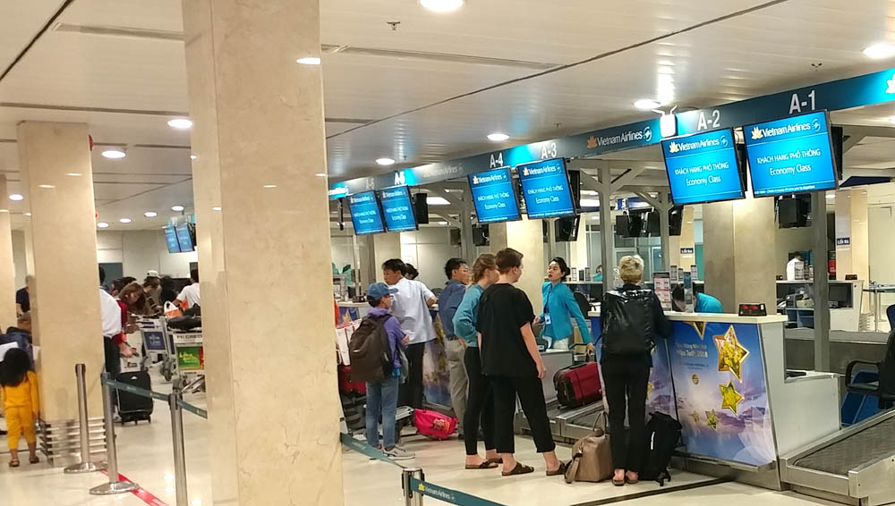 suot dem vat vo o tan son nhat cho chuyen bay ve que don tet