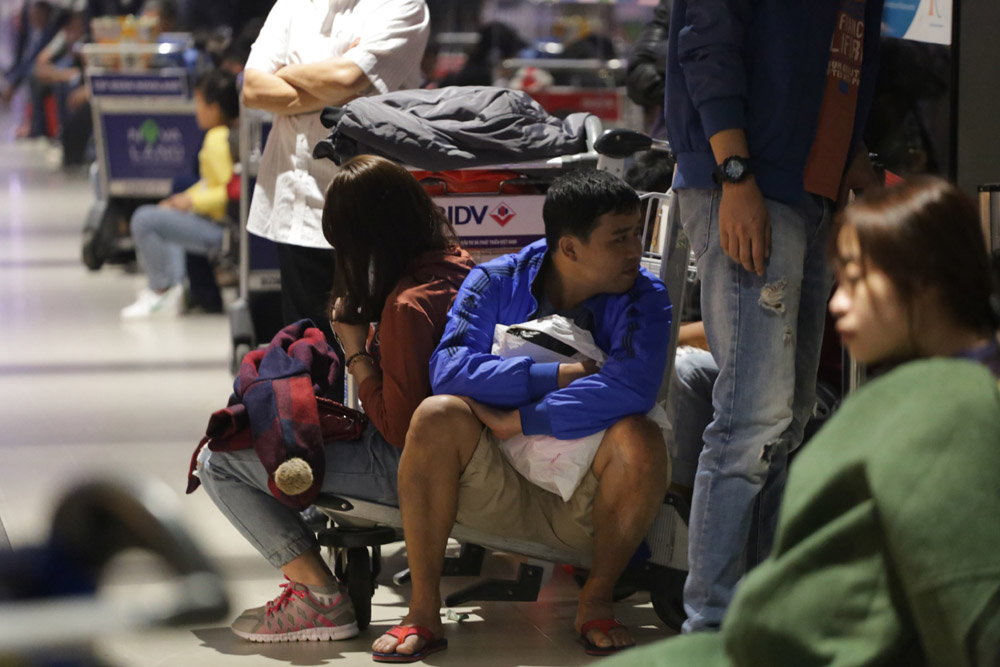 suot dem vat vo o tan son nhat cho chuyen bay ve que don tet