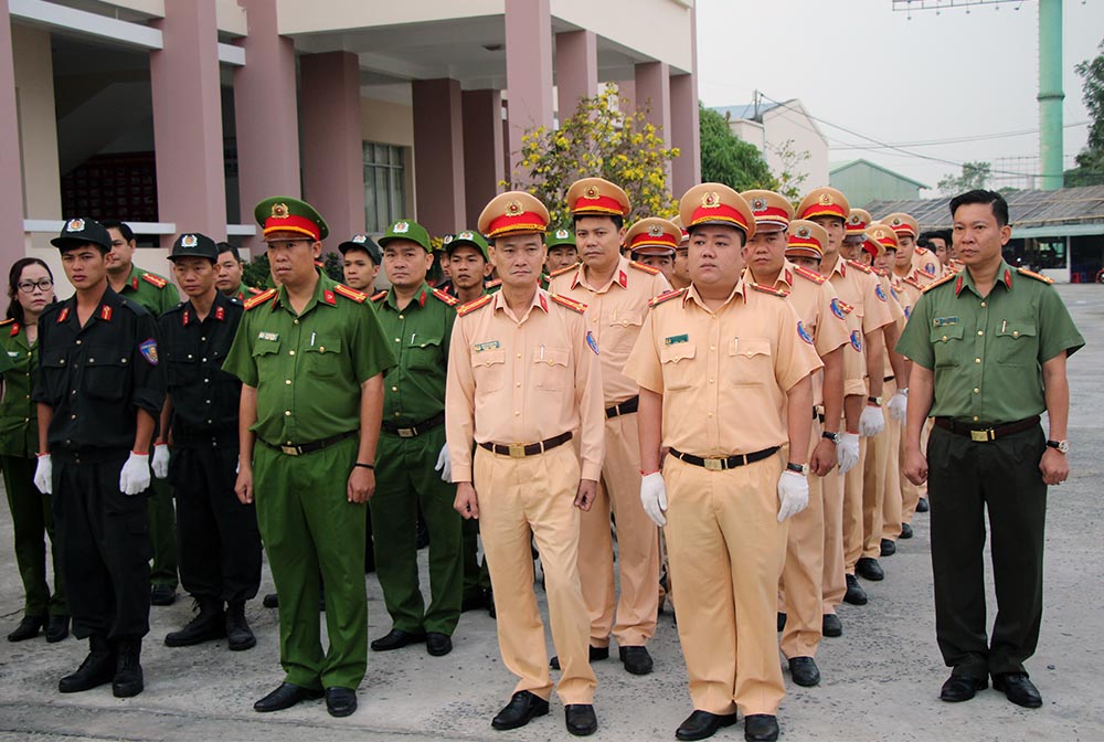 nu chien si csgt xinh dep cam cui nhat rac ngay cuoi nam