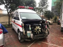 Xe cứu thương đâm người bị thương rồi nhấn ga bỏ chạy