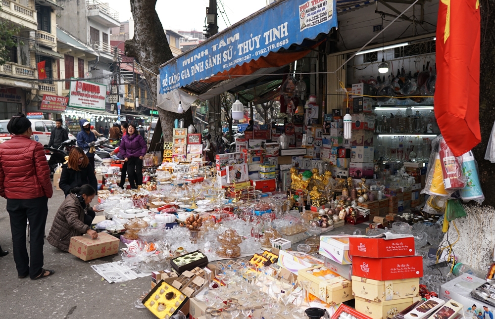 ha noi hang tet chiem het via he