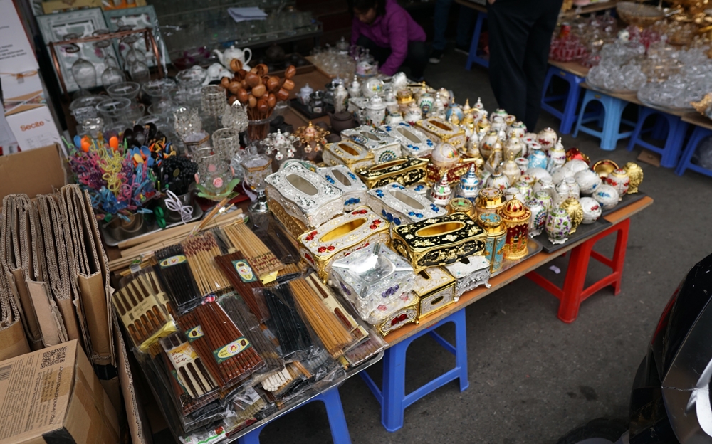 ha noi hang tet chiem het via he