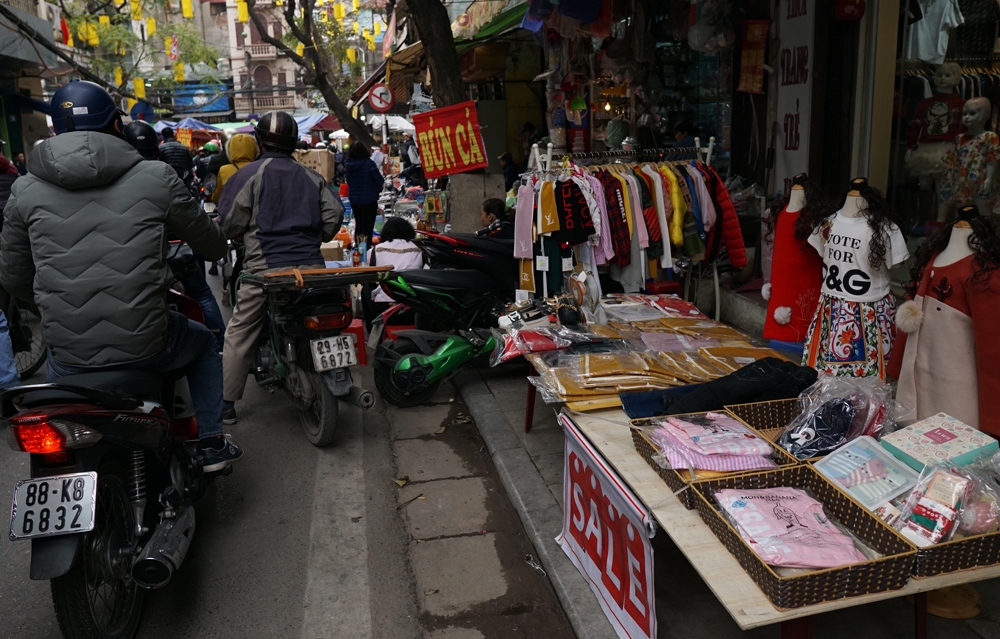 ha noi hang tet chiem het via he