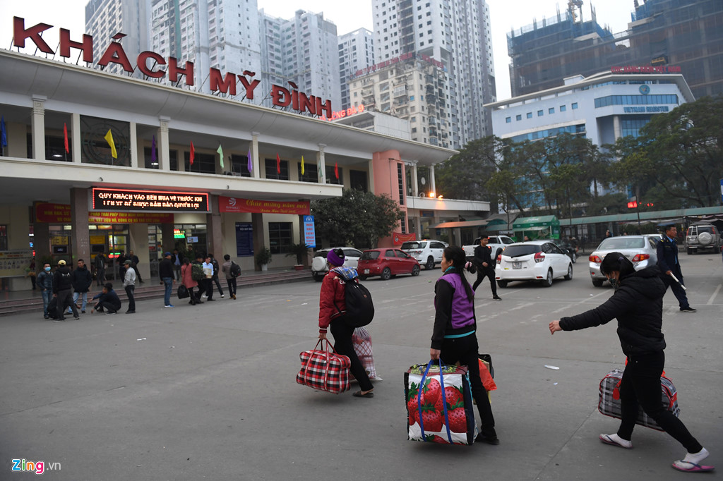 linh kinh tivi canh dao ve que an tet sau ngay lam viec cuoi cung