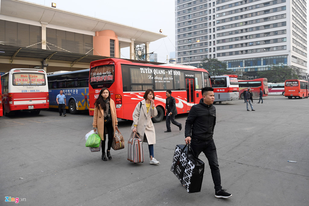 linh kinh tivi canh dao ve que an tet sau ngay lam viec cuoi cung