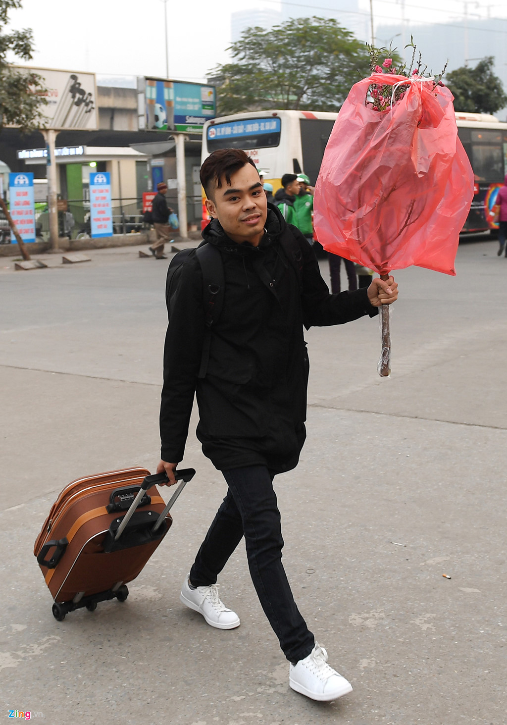 linh kinh tivi canh dao ve que an tet sau ngay lam viec cuoi cung