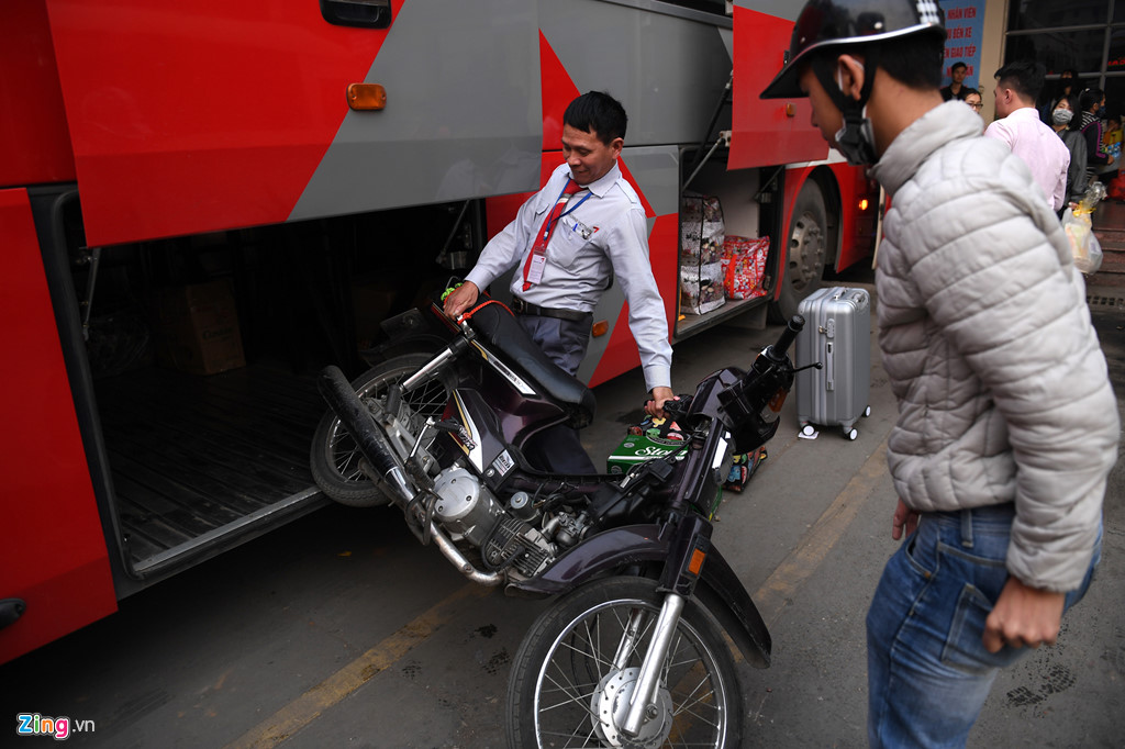 linh kinh tivi canh dao ve que an tet sau ngay lam viec cuoi cung