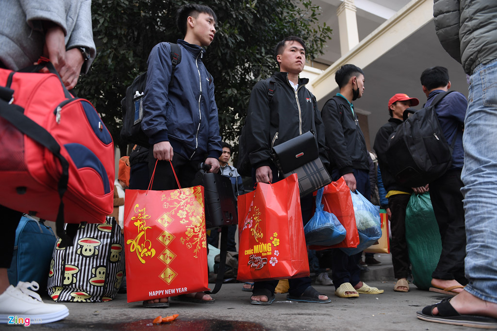linh kinh tivi canh dao ve que an tet sau ngay lam viec cuoi cung