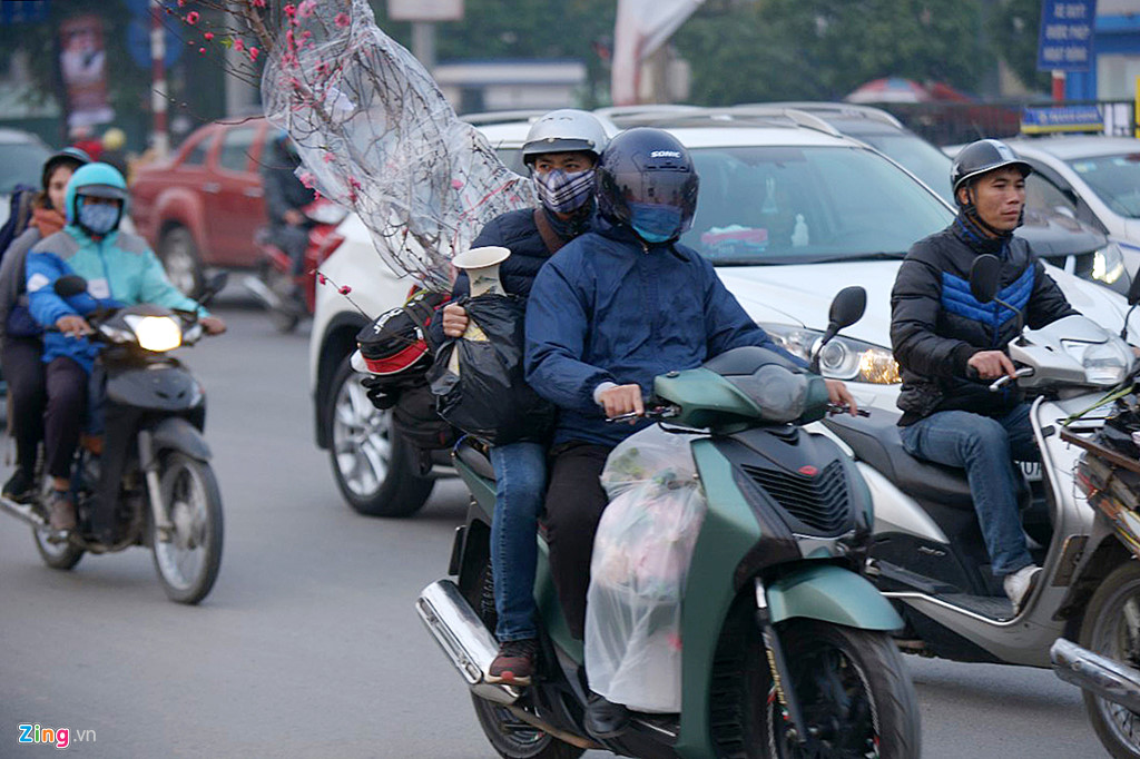 linh kinh tivi canh dao ve que an tet sau ngay lam viec cuoi cung