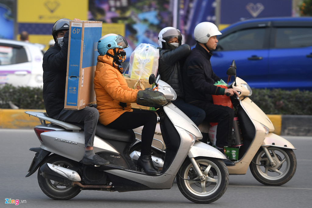 linh kinh tivi canh dao ve que an tet sau ngay lam viec cuoi cung