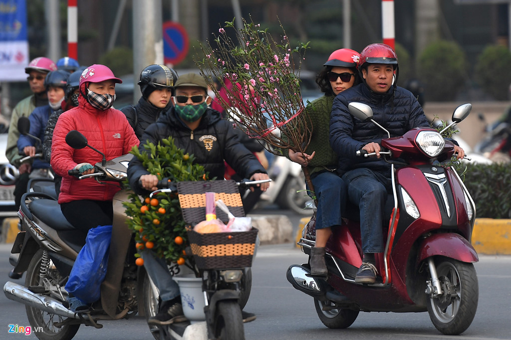 linh kinh tivi canh dao ve que an tet sau ngay lam viec cuoi cung
