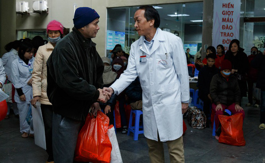 benh nhan nhan li xi an mien phi cung nguoi nha tai benh vien