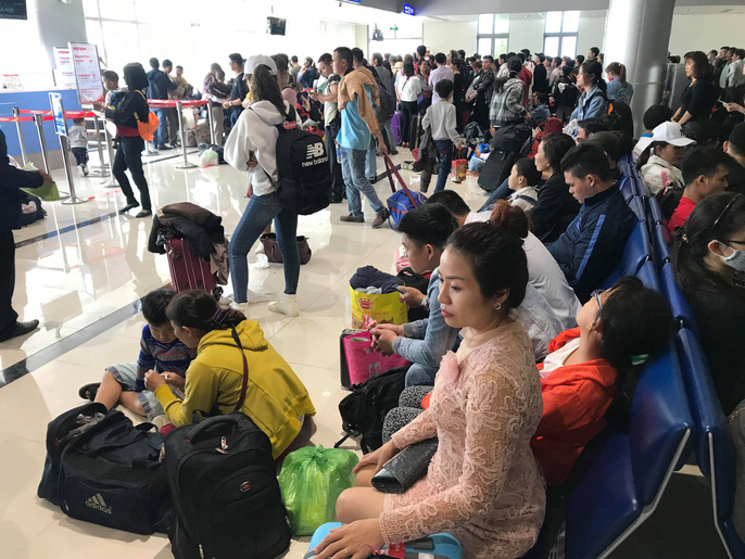 30 tháng chạp: Bến xe vắng hoe, sân bay Tân Sơn Nhất vẫn đông nghẹt 30 thang chap ben xe vang hoe san bay tan son nhat van dong nghet