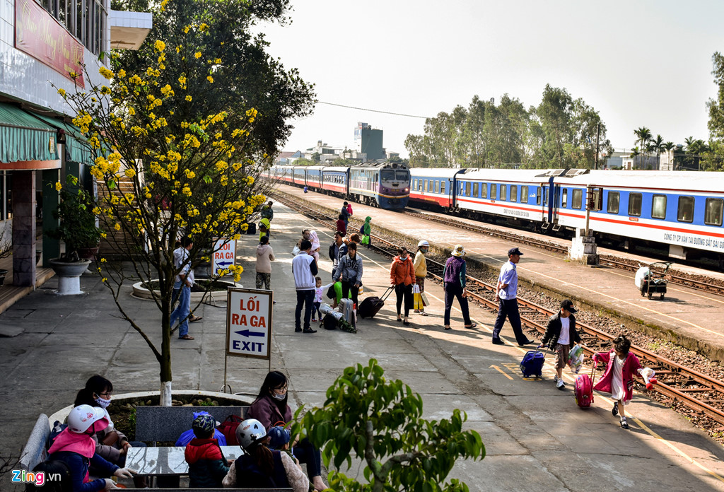 khoanh khac doan tu xuc dong o san ga ngay 30 tet