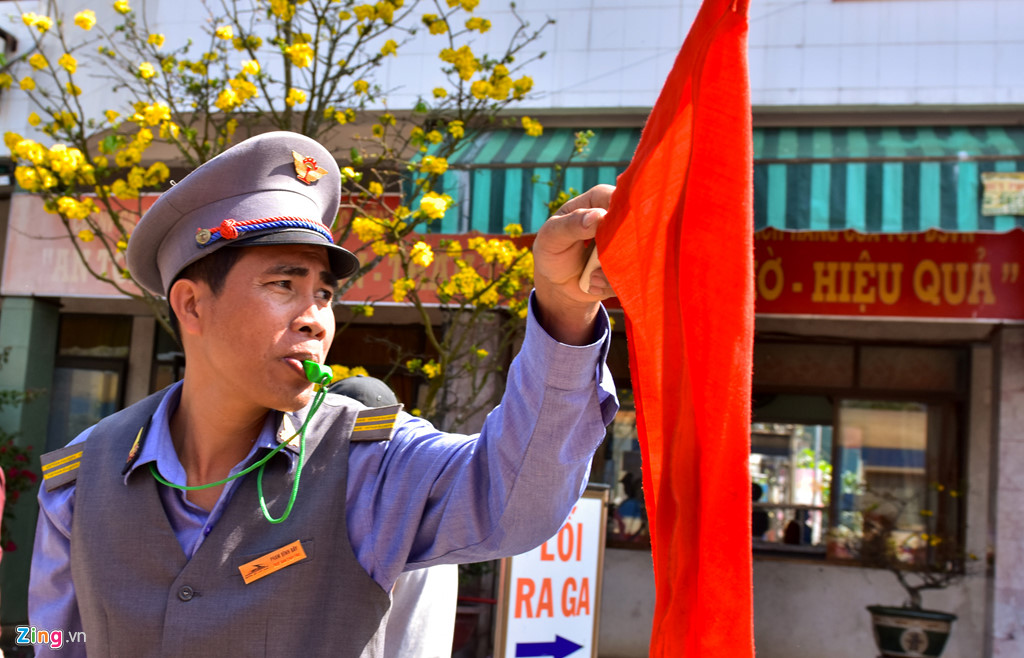 khoanh khac doan tu xuc dong o san ga ngay 30 tet