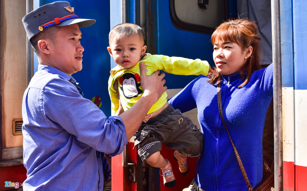 khoanh khac doan tu xuc dong o san ga ngay 30 tet