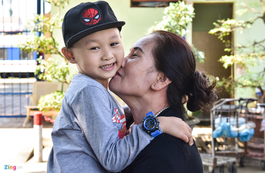 khoanh khac doan tu xuc dong o san ga ngay 30 tet