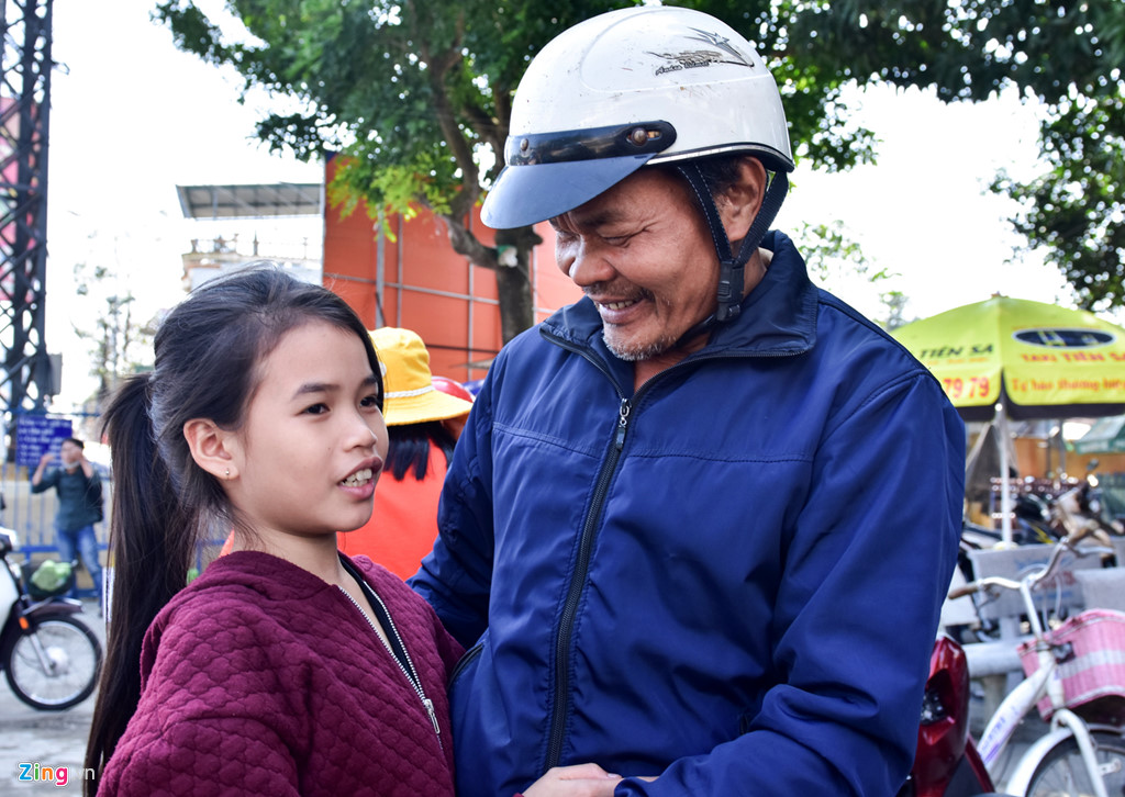 khoanh khac doan tu xuc dong o san ga ngay 30 tet