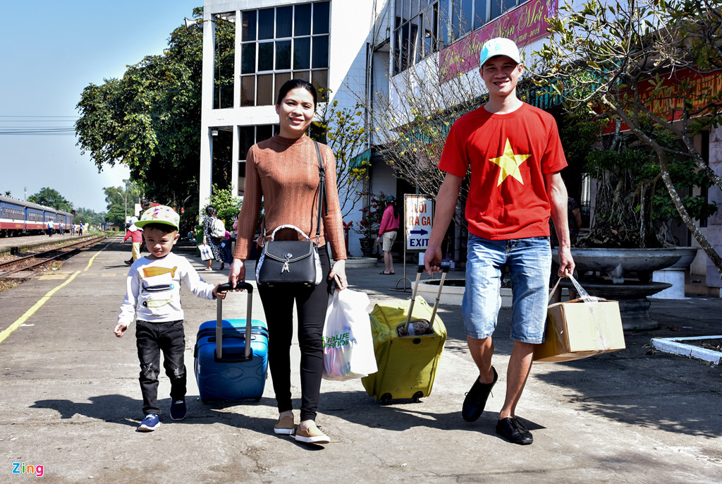 khoanh khac doan tu xuc dong o san ga ngay 30 tet