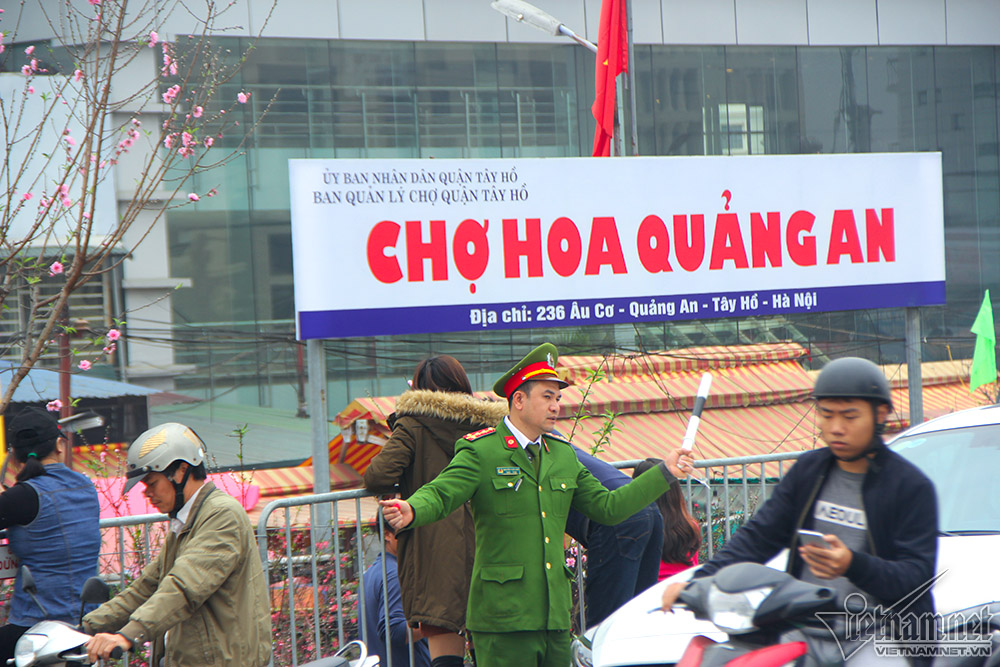 ngoi xe hop mua dao gay un tac ngay 30 tet