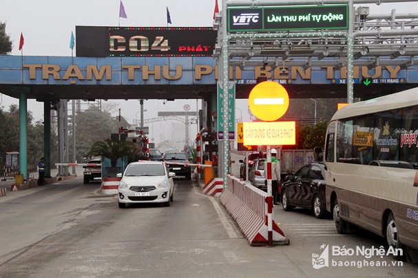 mien phi qua cau ben thuy tu 17h ngay 30 tet mau tuat
