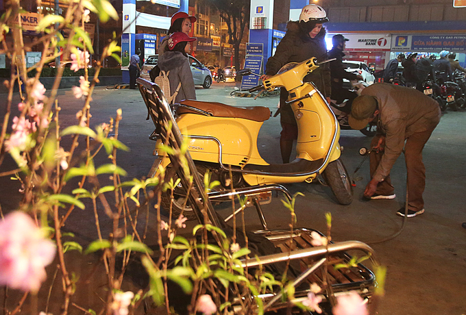 nhung nguoi muu sinh tren pho ha noi chieu toi 30 tet