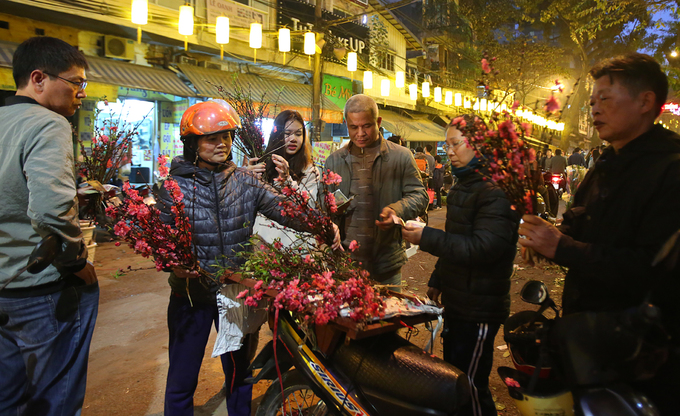 nhung nguoi muu sinh tren pho ha noi chieu toi 30 tet