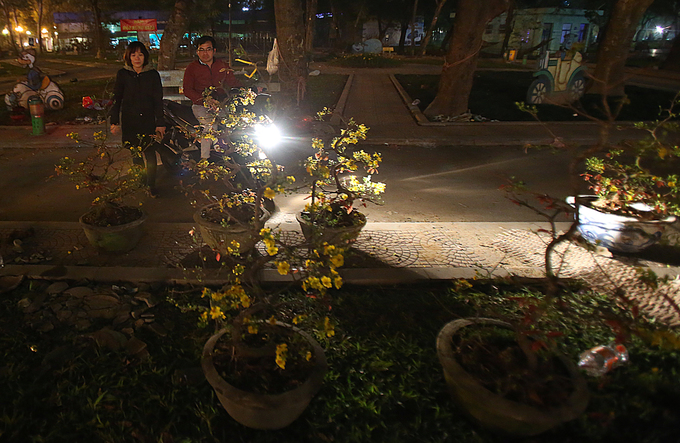 nhung nguoi muu sinh tren pho ha noi chieu toi 30 tet