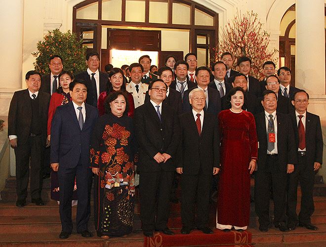 tong bi thu nguyen phu trong chuc tet ha noi va tha bo ben ho guom toi 30 tet