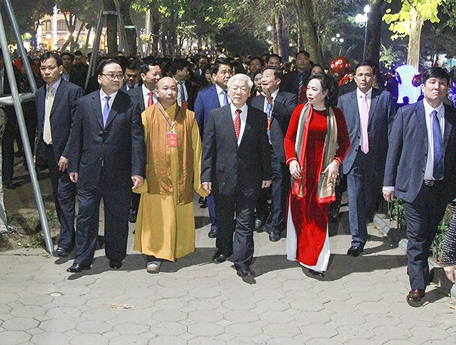 tong bi thu nguyen phu trong chuc tet ha noi va tha bo ben ho guom toi 30 tet
