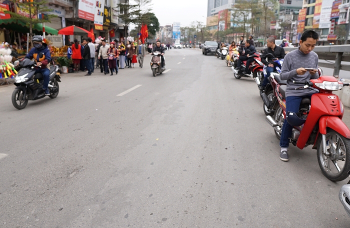 mung 2 tet nguoi ha noi tap nap dang ky giai han dau nam