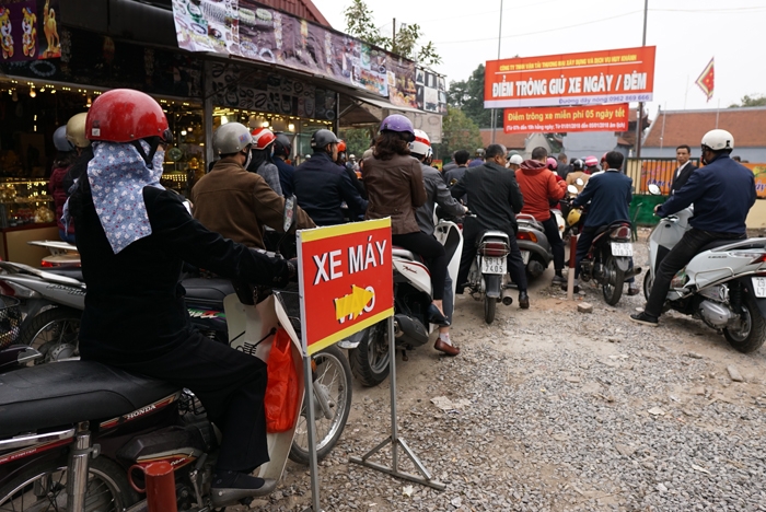 vat va doi le o phu tay ho ngay mung 2 tet