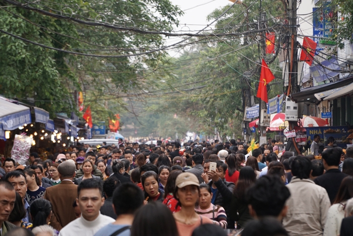 vat va doi le o phu tay ho ngay mung 2 tet