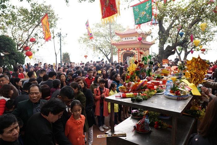vat va doi le o phu tay ho ngay mung 2 tet