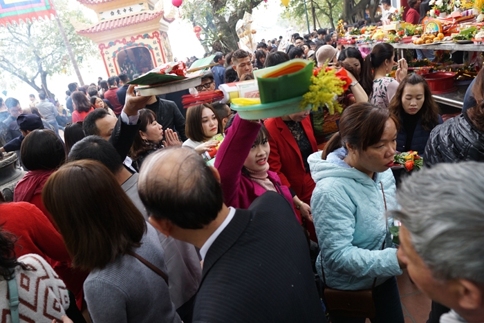 vat va doi le o phu tay ho ngay mung 2 tet