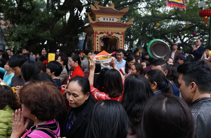 vat va doi le o phu tay ho ngay mung 2 tet