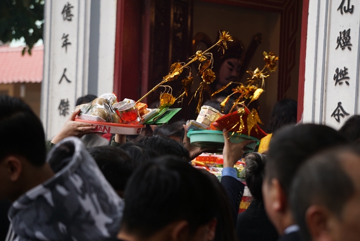 vat va doi le o phu tay ho ngay mung 2 tet