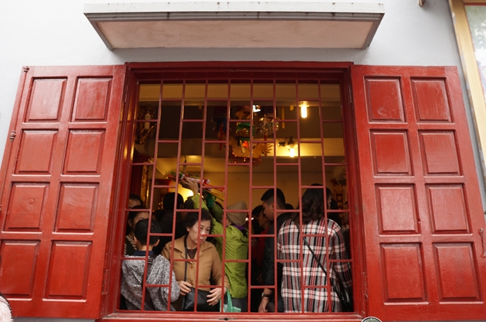 vat va doi le o phu tay ho ngay mung 2 tet