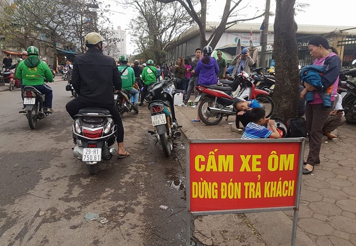 tai xe khoac ao grabbike vo tu pham luat ngay mung 5 tet