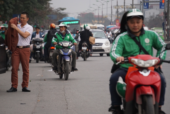 tai xe khoac ao grabbike vo tu pham luat ngay mung 5 tet