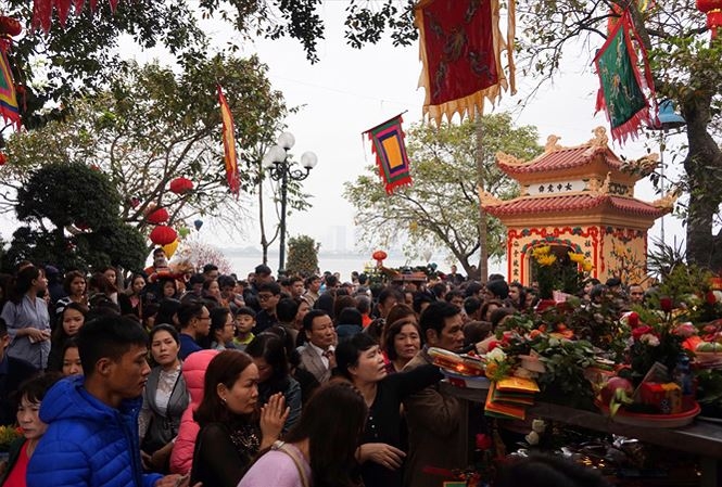 nguoi chen nguoi o phu tay ho van mieu