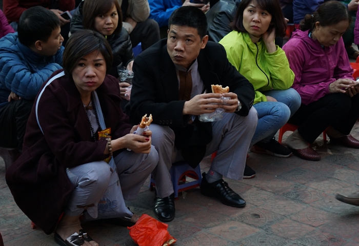 cong an phuong phat hang nghin ghe nhua cho dan ngoi le giai han tren via he nga tu so