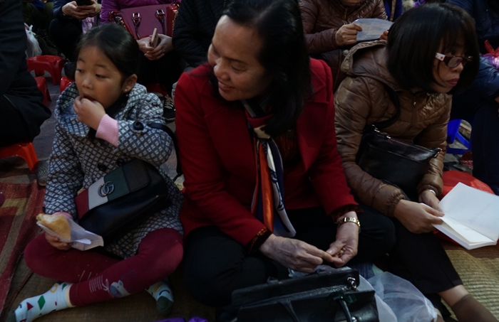 cong an phuong phat hang nghin ghe nhua cho dan ngoi le giai han tren via he nga tu so