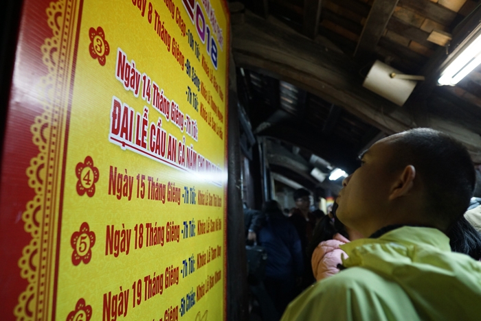 cong an phuong phat hang nghin ghe nhua cho dan ngoi le giai han tren via he nga tu so