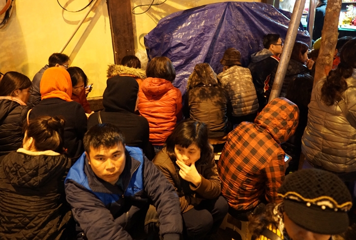 cong an phuong phat hang nghin ghe nhua cho dan ngoi le giai han tren via he nga tu so