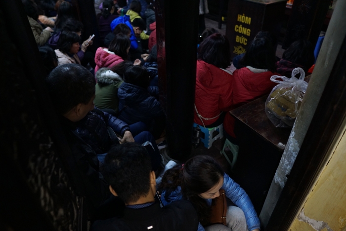 cong an phuong phat hang nghin ghe nhua cho dan ngoi le giai han tren via he nga tu so