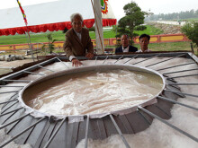 Bánh dày hơn 3 tấn dành dâng giỗ tổ Hùng Vương